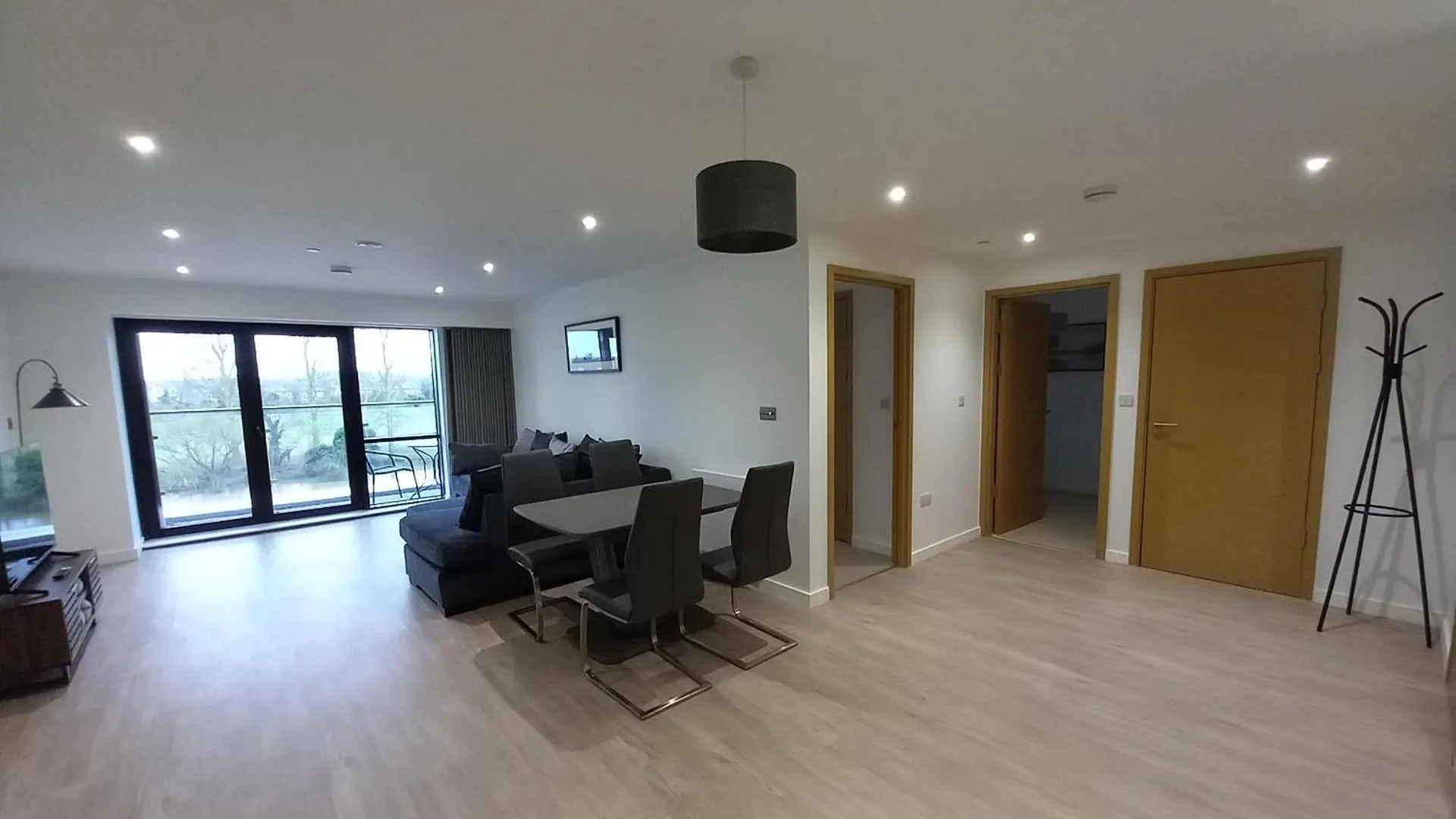 Central Modern And Spacious River View Apartment With Parking Nottingham