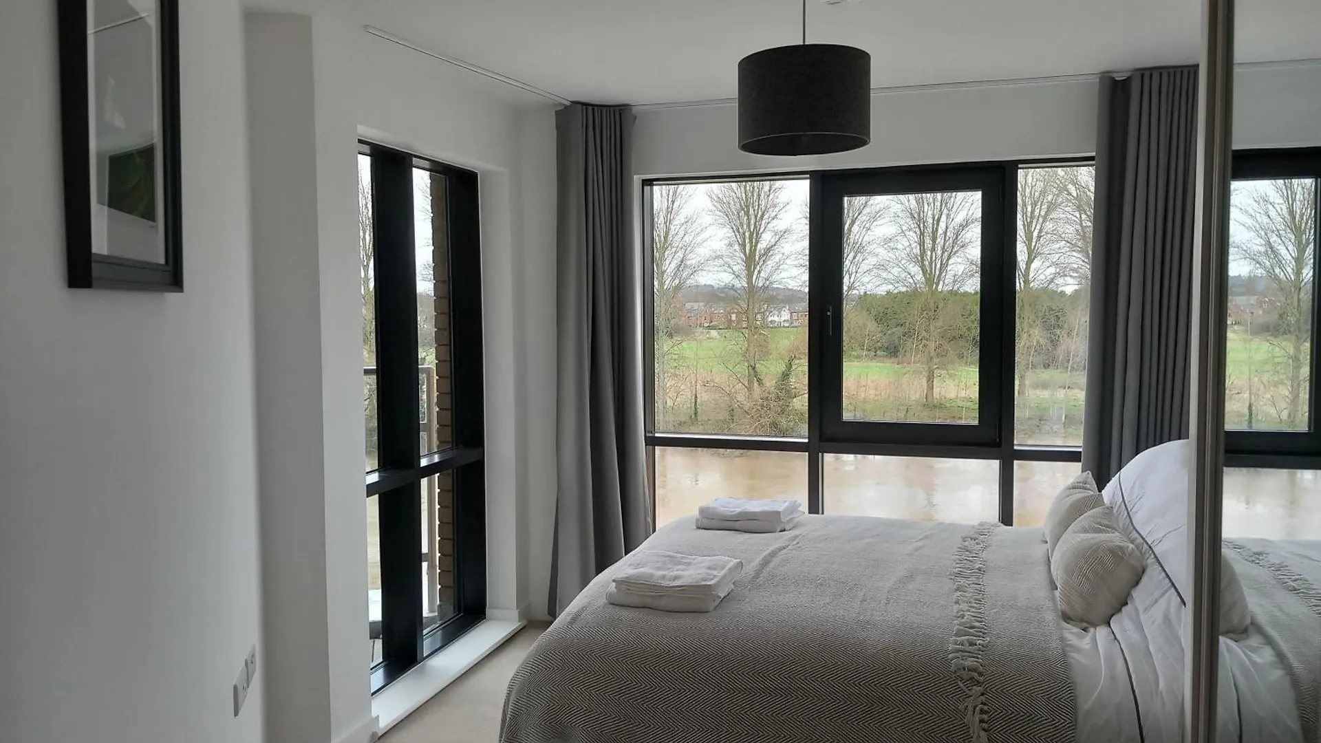 Central Modern And Spacious River View Apartment With Parking Nottingham Storbritannien
