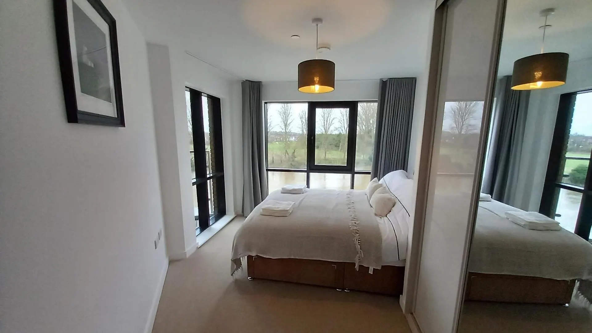 Central Modern And Spacious River View Apartment With Parking Nottingham