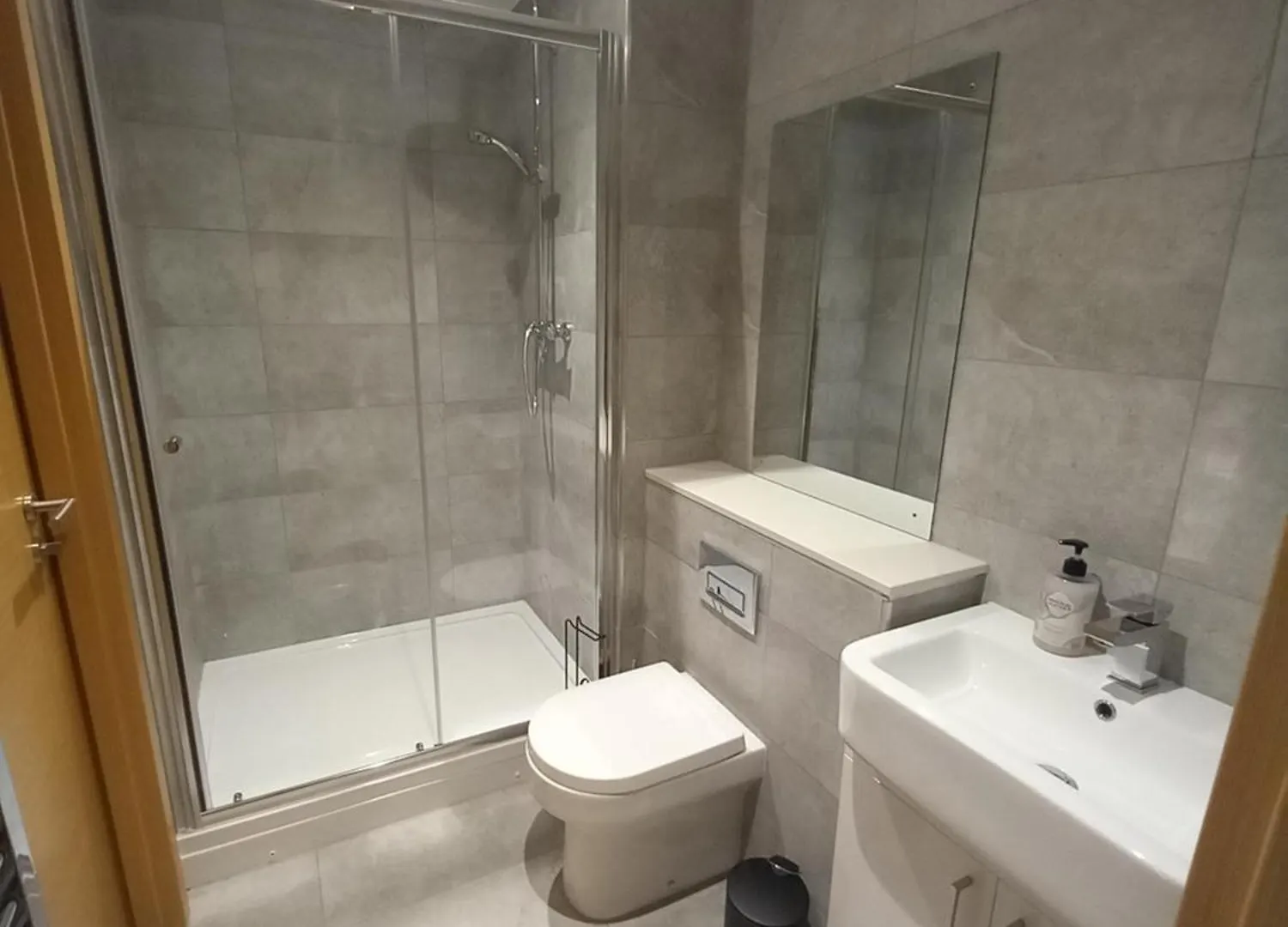 Central Modern And Spacious River View Apartment With Parking Nottingham
